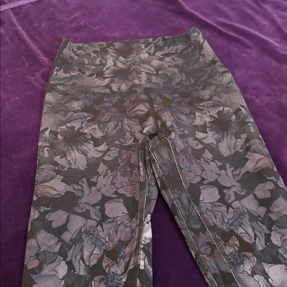 Lululemon Athletica Purple/Black Floral Leggings Sz 2